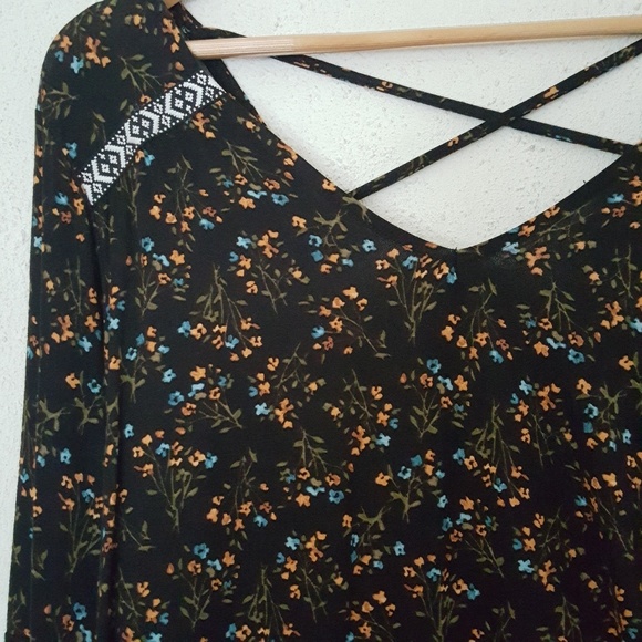 Avenue || 14/16 Plus Criss cross floral Top - Picture 3 of 6